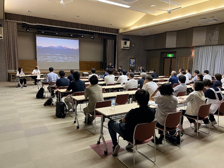 【写真2】展示会兼遠隔医療セミナー模様（小浜会場）